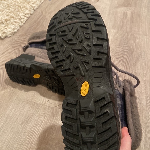 Ugg Grey Plaid Adirondack Winter Boots - Picture 4 of 8